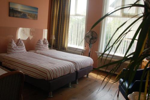 Heerewaarden老船屋住宿加早餐旅馆的一间设有床铺的卧室,位于带窗户的房间内