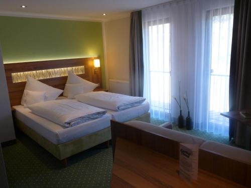 马尔克泰登费尔德鲍姆霍夫特尼兰德加斯特霍夫酒店的酒店客房带两张床和两个窗户