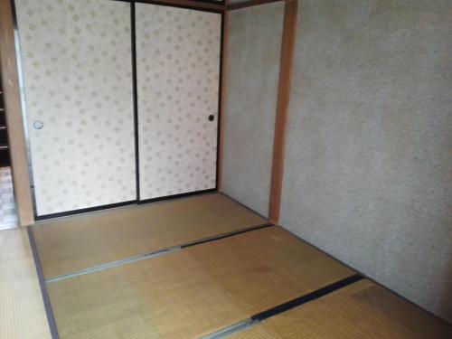 富士宫市面对面旅馆的一个空房间,有门和地板