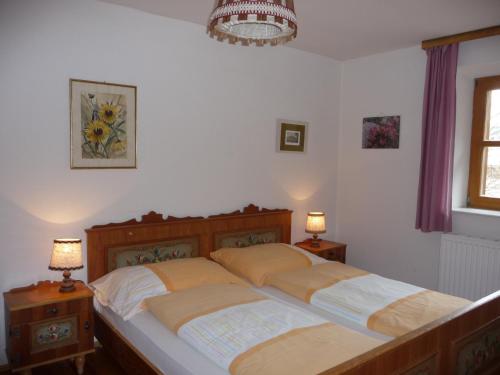 马尔尼茨Landhaus Fiausch的一间卧室设有两张床和两张台灯。