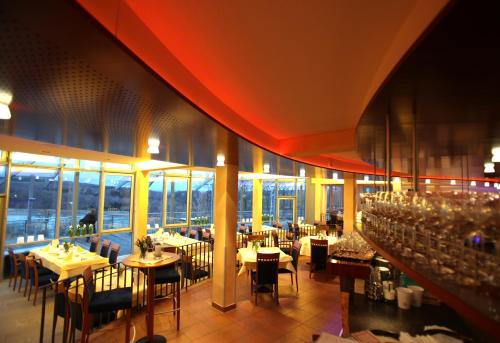 梅青根斯塔斯酒店的用餐室设有桌椅和窗户。
