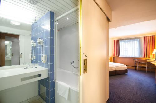 维也纳Hotel Strudlhof Vienna的客房内设有带水槽和淋浴的浴室