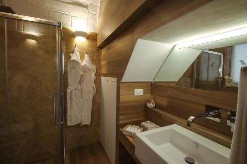 莫诺波利马里斯特拉度假屋的一间带水槽、淋浴和镜子的浴室