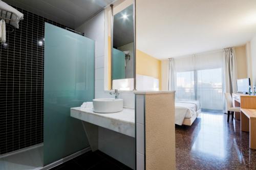 丰塔纳广场酒店的一间浴室