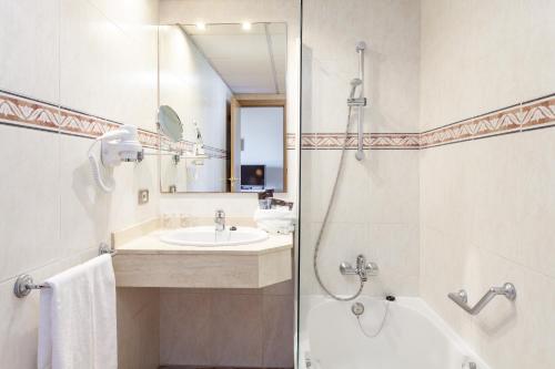 拉克鲁斯O7 Tenerife的带淋浴和盥洗盆的浴室