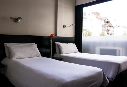Épico Recoleta Hotel客房内的一张或多张床位