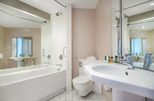 梅德斯通Orida Maidstone的白色的浴室设有浴缸、卫生间和水槽。
