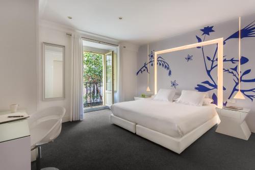 马德里马里奥室友酒店的卧室配有白色的床和蓝色的墙壁