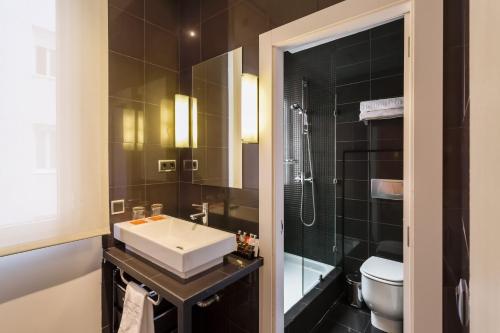 马德里马里奥室友酒店的一间带水槽、淋浴和卫生间的浴室