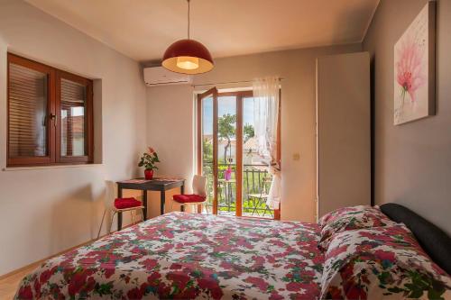 扎布拉切Ava apartmani的一间卧室设有一张床、一个窗口和一张桌子