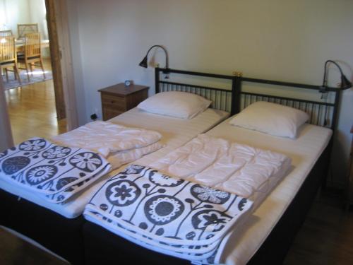 Skårby格茨布安达酒店的两张睡床彼此相邻,位于一个房间里