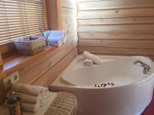 艾纳日Eco-House Ainaži的浴室配有白色浴缸和水槽