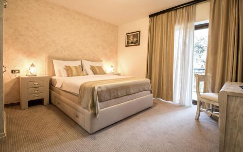 蒂瓦特Hotel Helada的一间卧室设有一张大床和一个窗户。