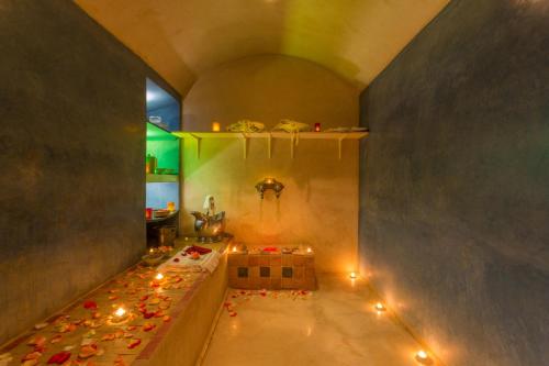 马拉喀什里亚德玛莉卡酒店的楼层设有带蜡烛的浴缸的客房
