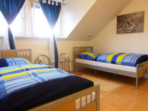 杜塞尔多夫机场公寓式酒店的一间卧室设有两张蓝色和黄色的床