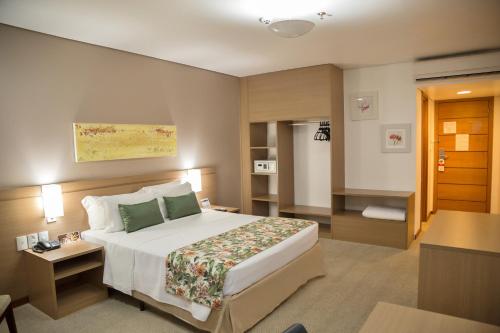 马瑙斯蓝树普利姆酒店的酒店客房带一张床和一个厨房