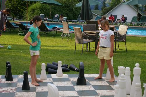 香槟谷香槟城堡酒店的两个孩子在巨型棋盘上下棋
