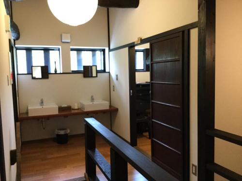 彦根市本町宿酒店的浴室设有2个水槽和镜子