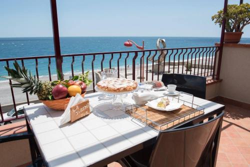 圣泰雷萨迪里瓦拉斯莱纳住宿加早餐旅馆的海景阳台上的桌子