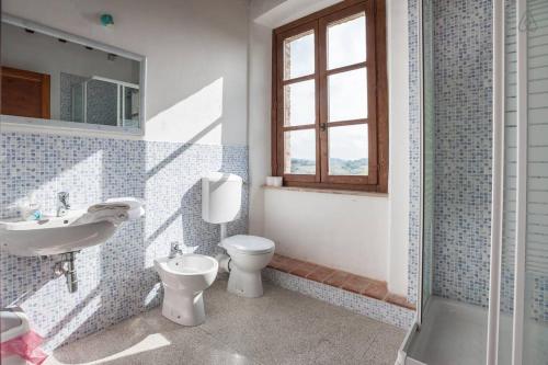 佩鲁贾佩鲁贾农舍 的一间带水槽和卫生间的浴室以及窗户。
