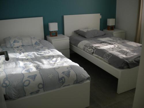滨海苏拉克Nokanhui的一间卧室设有两张床和两个床头柜