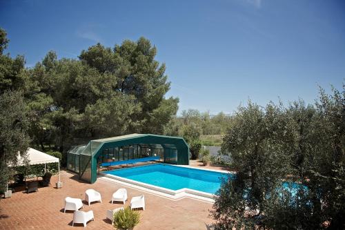 圣切萨廖迪莱切塞拉博尼斯度假屋的一个带凉亭和椅子的游泳池