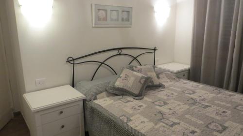 恩波利坡吉梅拉农舍公寓的一间卧室配有一张床、两个床头柜和一张四柱床