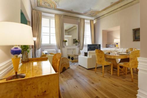佛罗伦萨圣人住宿加早餐旅馆的用餐室以及带桌椅的起居室。
