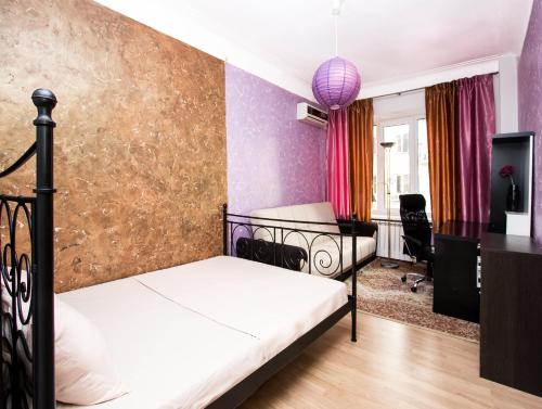 莫斯科克勒穆里奥斯卡亚公寓式酒店的一间卧室配有两张床和一张书桌
