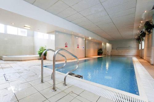 泰恩河畔纽卡斯尔皇家车站酒店 - 凯恩连锁酒店成员的一座带游泳池的大型游泳池