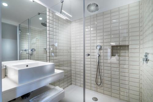 瓦斯科达伽马旅馆的一间浴室