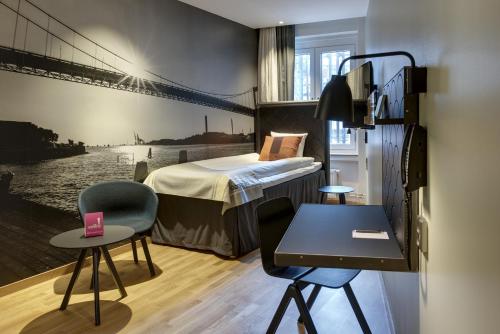 哥德堡哥德堡康福酒店的客房设有一张床、一张桌子和椅子。