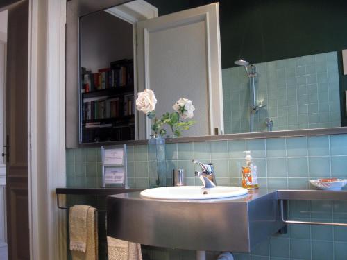 都灵卡萨亚美尼亚住宿加早餐旅馆的一间带水槽和镜子的浴室