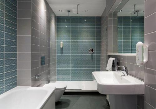布里德波特格雷宏维特斯普恩酒店的一间带水槽、卫生间和淋浴的浴室