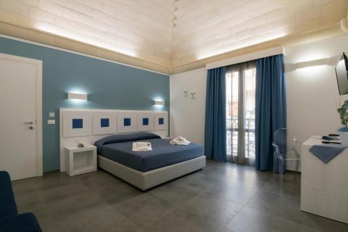 圣维托罗卡波灯塔间的蓝色的卧室设有床和窗户