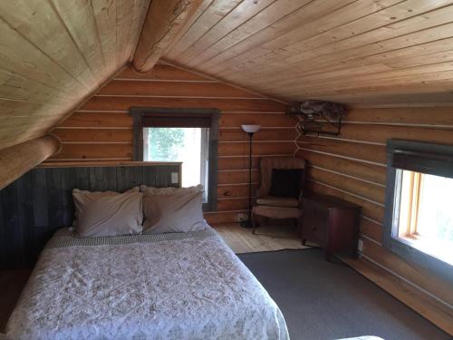 CarcrossCabins Over Crag Lake的小木屋内一间卧室,配有一张床
