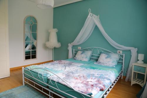 卡斯特罗卡尔德拉斯Casa DoDo的一间卧室配有一张带天蓬的床