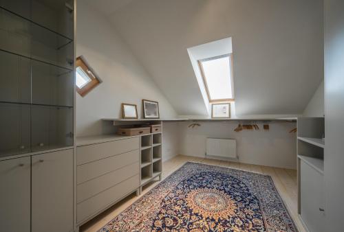 里加Riga Luxury Loft with Terrace的阁楼厨房设有窗户和地毯