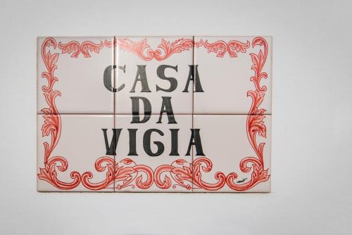 Calheta de NesquimCasa da Vigia的墙上挂着cassa da vila字的标志