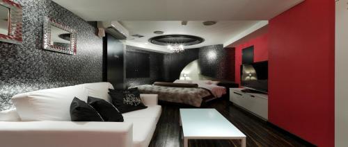 东京Hotel VARKIN的客厅配有白色沙发和红色墙壁