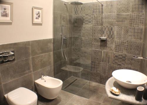 蒙多维R&B La Torre的带淋浴、卫生间和盥洗盆的浴室
