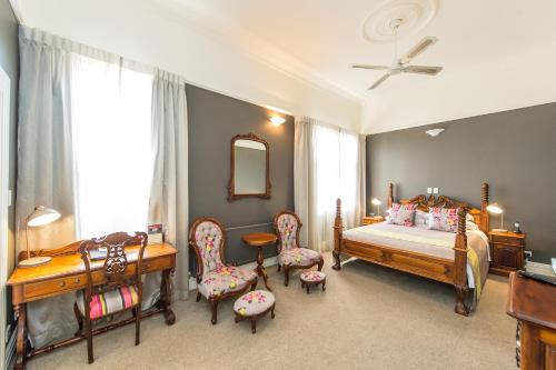 旺格努伊拉特兰阿尔姆旅馆的一间卧室配有一张床、椅子和一张书桌
