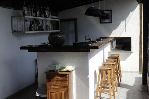 Gorni DŭbnikComplex Fretly的厨房配有柜台和一些凳子