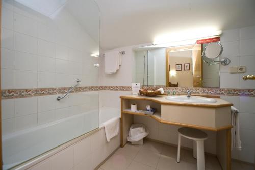 Ecay埃凯酒店的一间带水槽、浴缸和镜子的浴室
