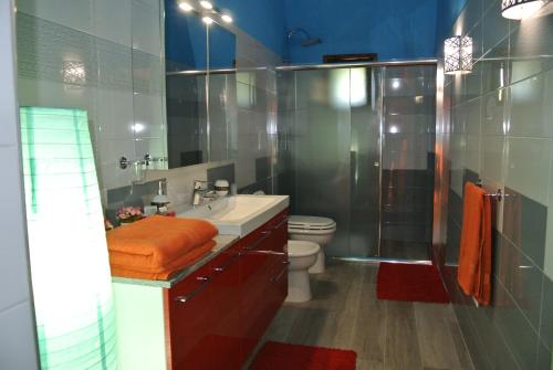 圣埃拉莫因科莱Mamma Puglia Suite & Breakfast的带淋浴、盥洗盆和卫生间的浴室