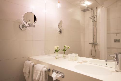 阿灵索斯阿菱萨斯大酒店的白色的浴室设有水槽和镜子