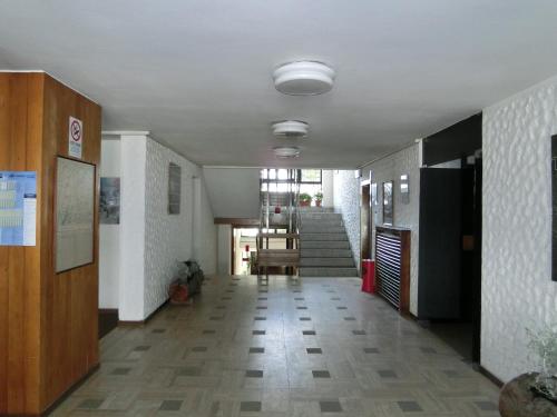 摩德纳迪-坎皮格里奥Monolocali Alberti - Nardis的大楼内带楼梯的走廊