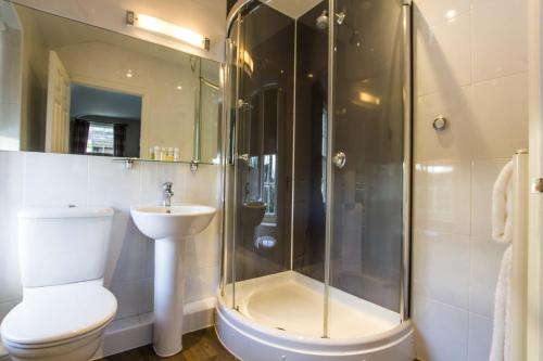 剑桥皇冠及酒碗宾馆的带淋浴、卫生间和盥洗盆的浴室