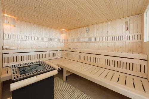 希尔克道夫Seehof的一间带木制长椅和木制天花板的桑拿浴室