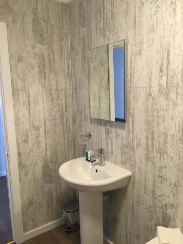 彭布罗克Highgate Inn Hotel的一间带水槽和镜子的浴室